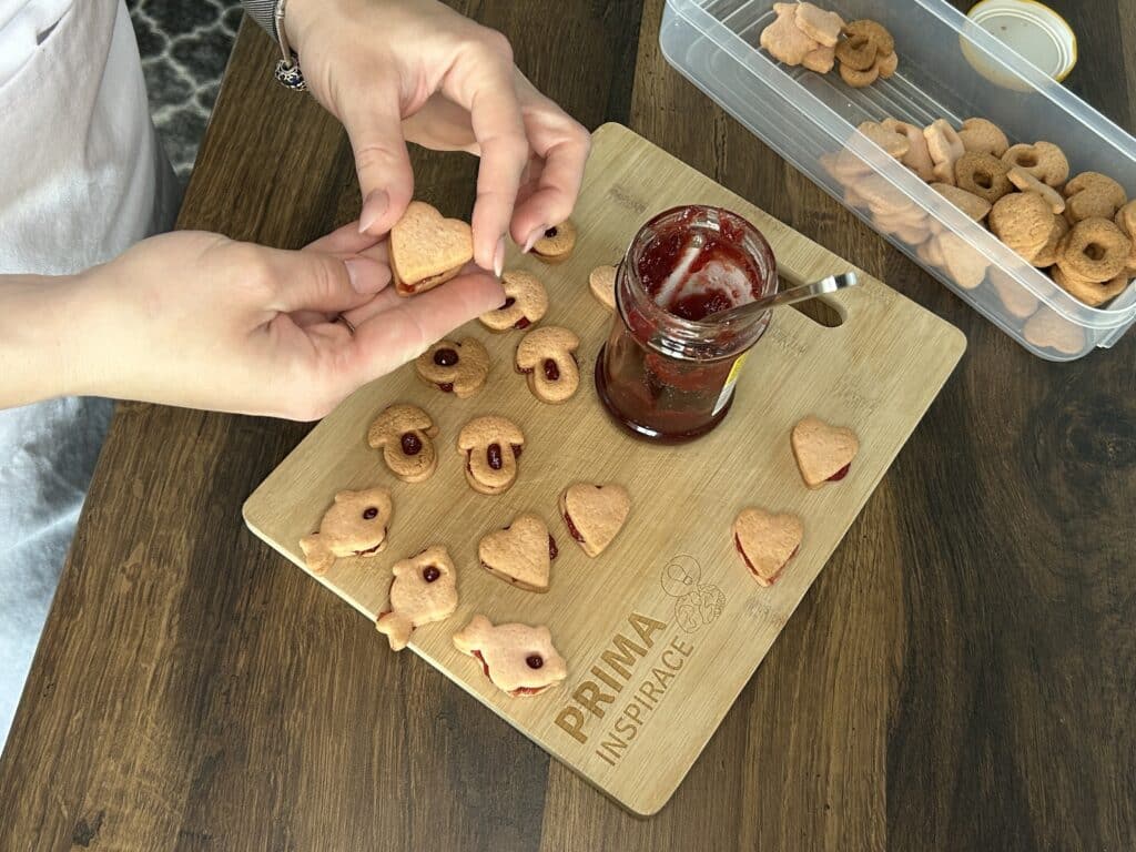 Jahodovo-malinové linecké koláčky s pudinkovým práškem