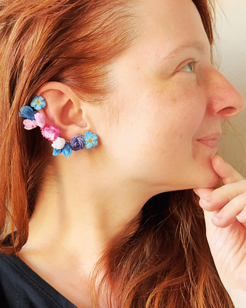 ROZHOVOR: Tajemství háčkovaných šperků – příběhy, které ožívají v každém květu