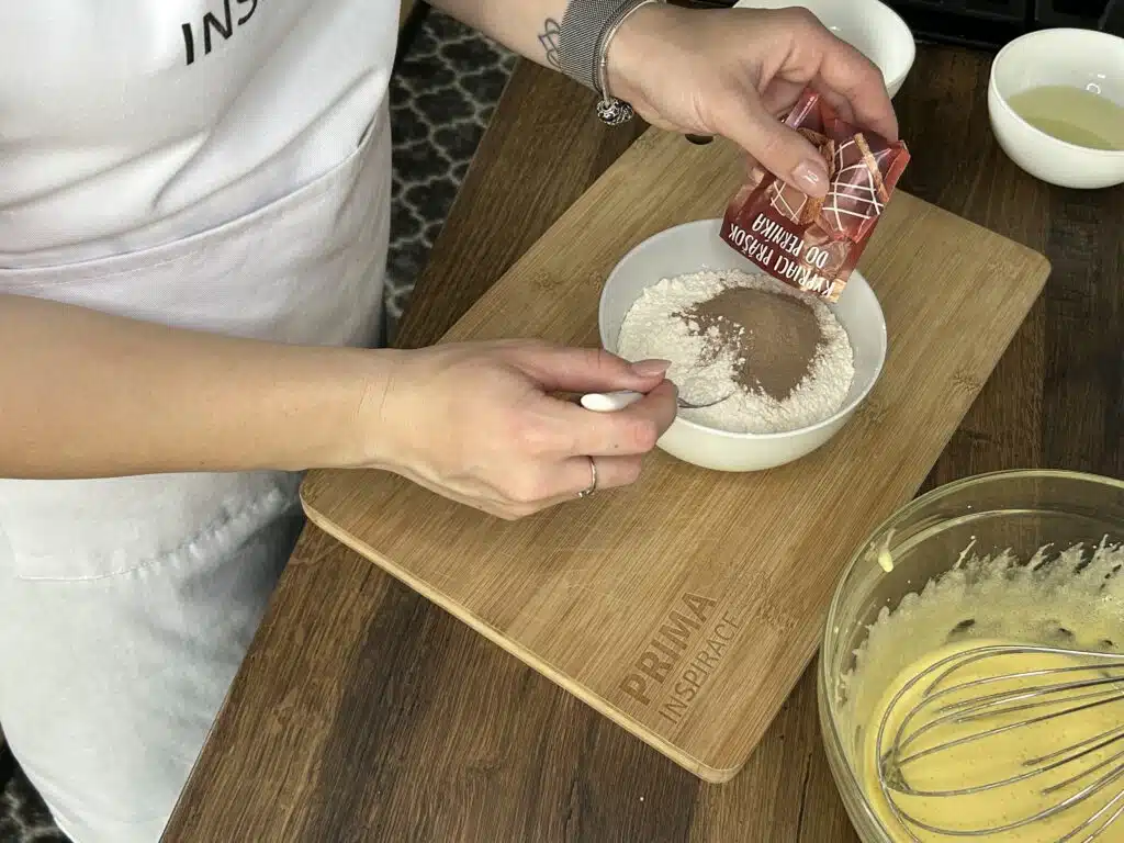 Perníkový koláč s meruňkovým džemem a čokoládovou polevou