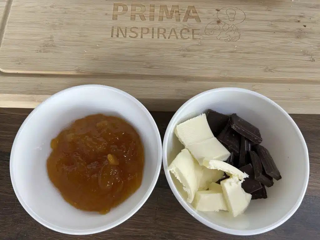 Perníkový koláč s meruňkovým džemem a čokoládovou polevou