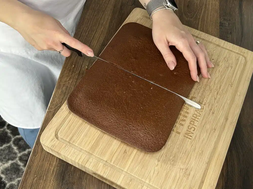 Perníkový koláč s meruňkovým džemem a čokoládovou polevou