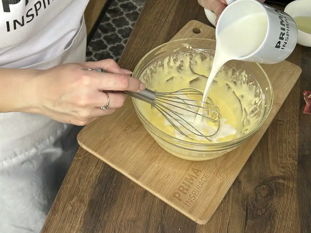 Perníkový koláč s meruňkovým džemem a čokoládovou polevou