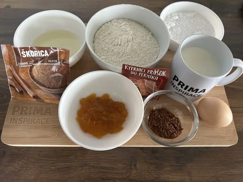 Perníkový koláč s meruňkovým džemem a čokoládovou polevou