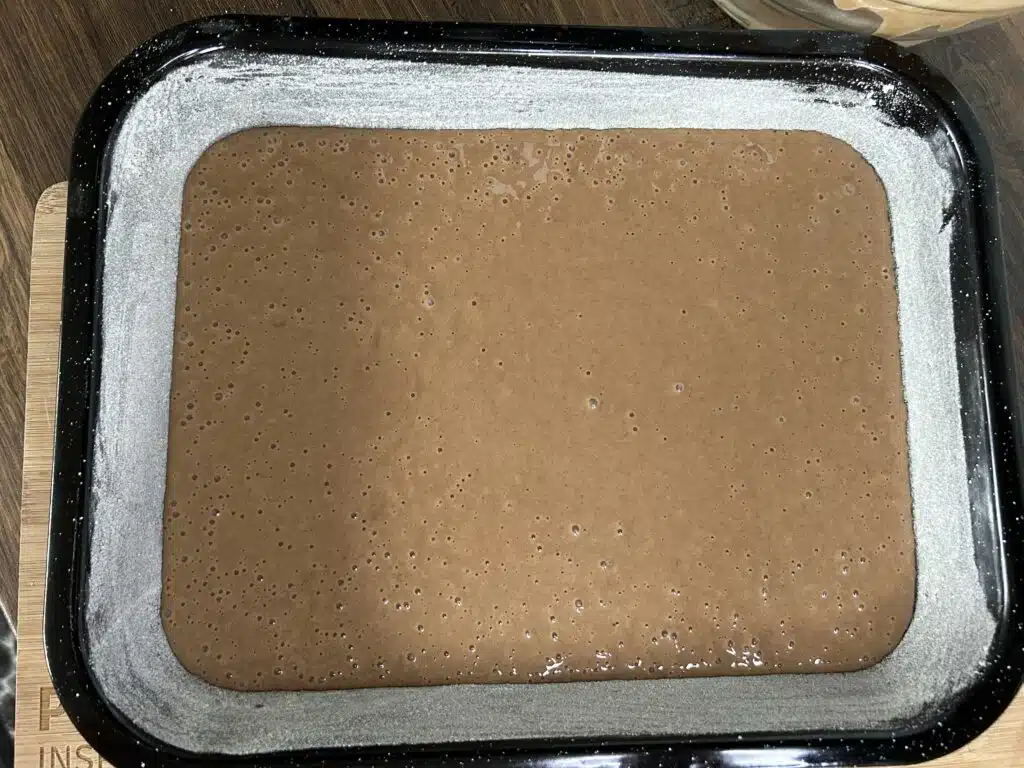 Perníkový koláč s meruňkovým džemem a čokoládovou polevou