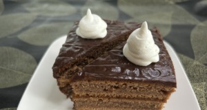 Perníkový koláč s meruňkovým džemem: Recept na vláčný a voňavý moučník s čokoládou