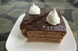 Perníkový koláč s meruňkovým džemem: Recept na vláčný a voňavý moučník s čokoládou