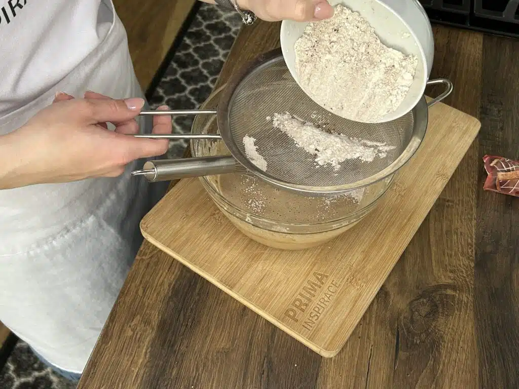 Perníkový koláč s meruňkovým džemem a čokoládovou polevou