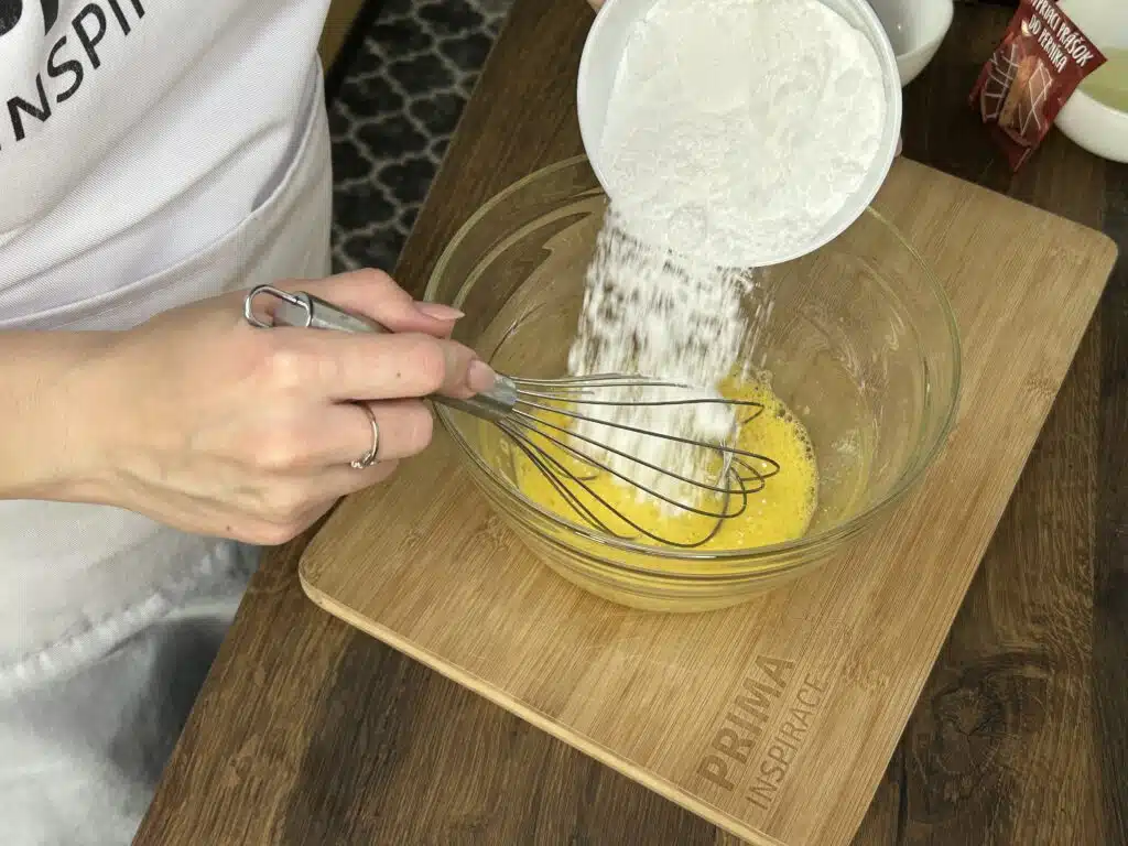 Perníkový koláč s meruňkovým džemem a čokoládovou polevou