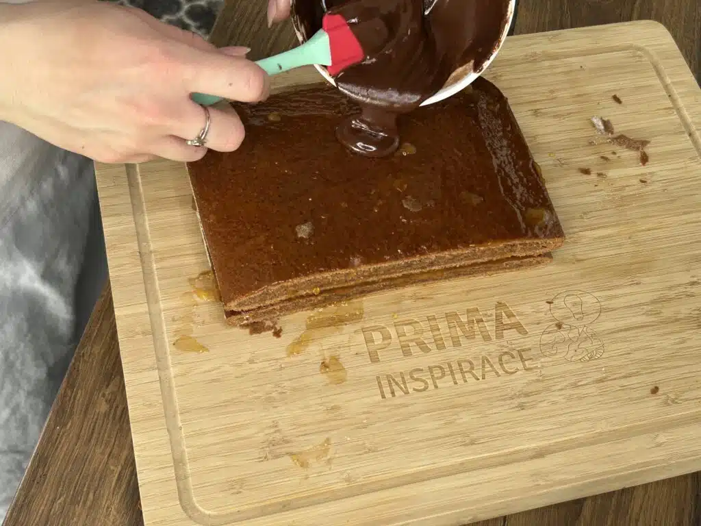 Perníkový koláč s meruňkovým džemem a čokoládovou polevou