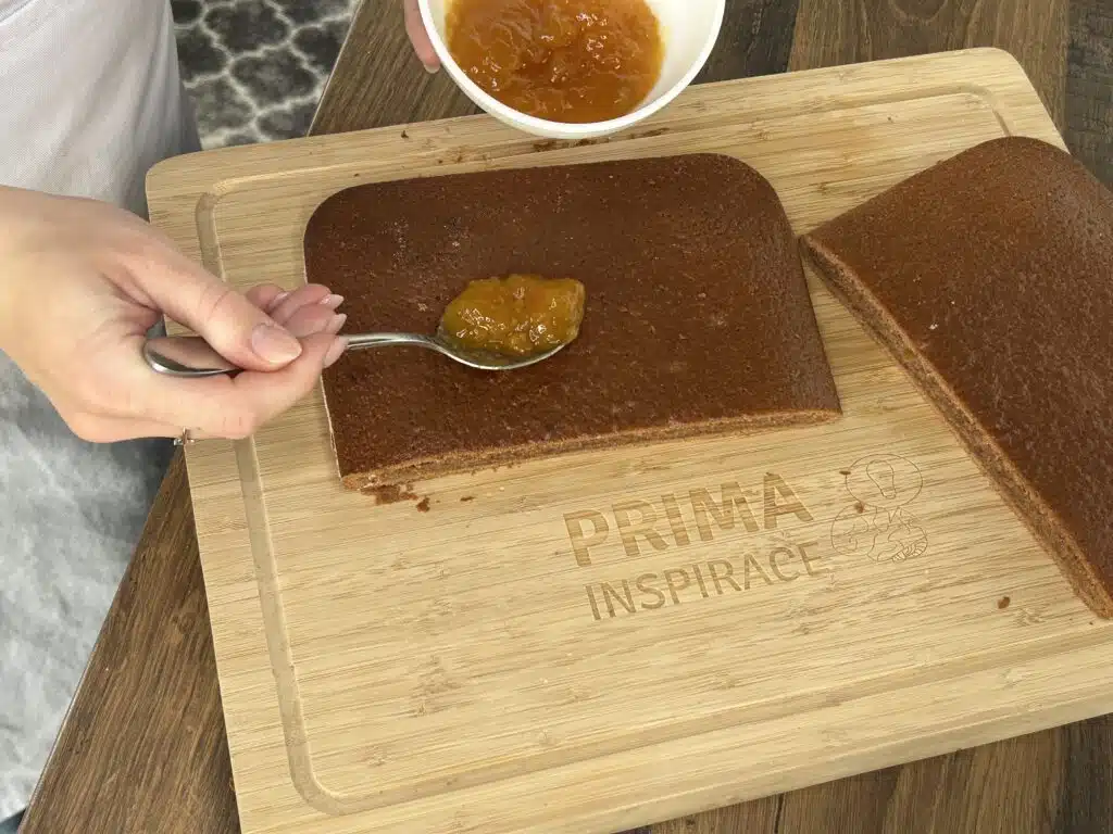 Perníkový koláč s meruňkovým džemem a čokoládovou polevou