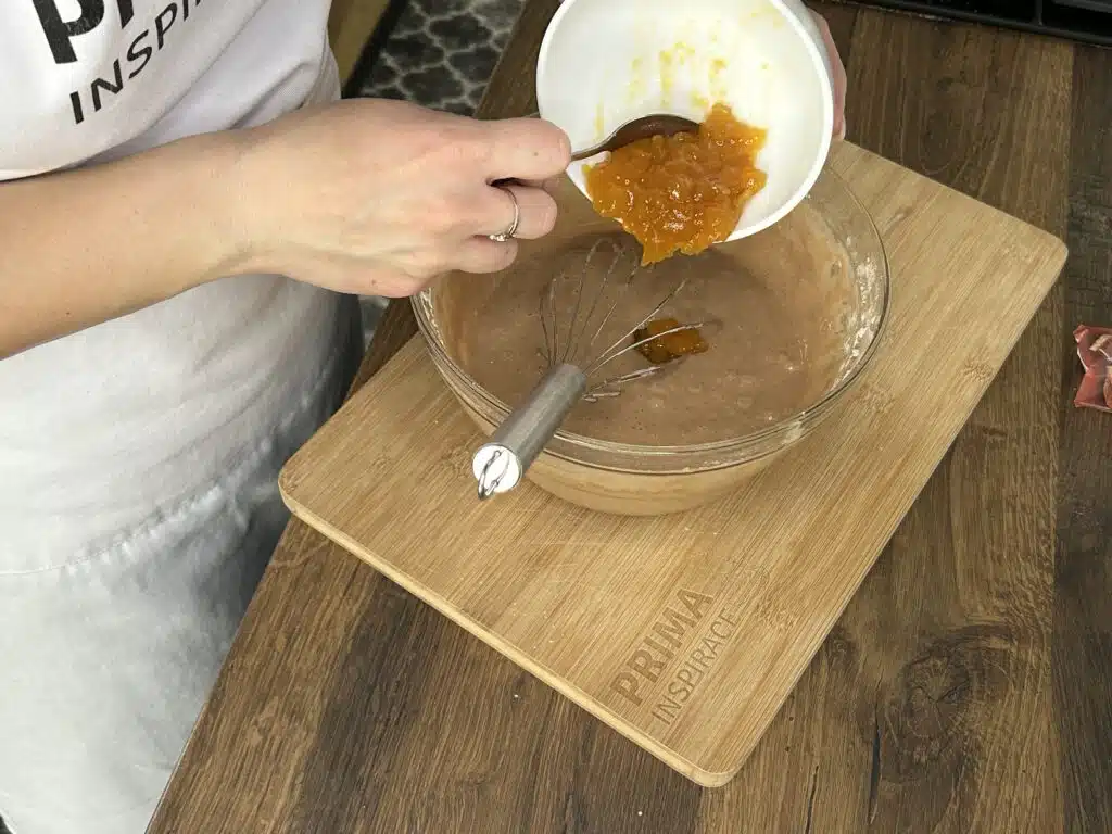 Perníkový koláč s meruňkovým džemem a čokoládovou polevou