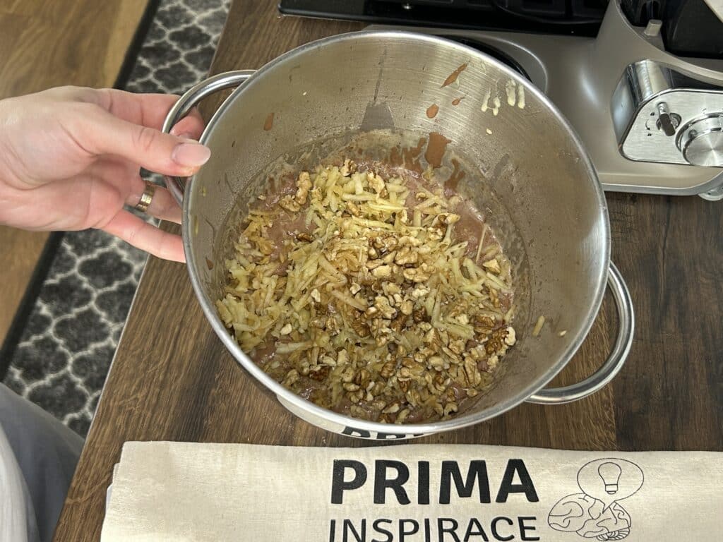 Rychlá jablečná buchta s ořechy