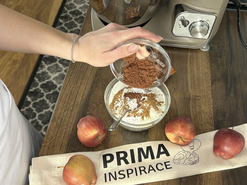 Rychlá jablečná buchta s ořechy