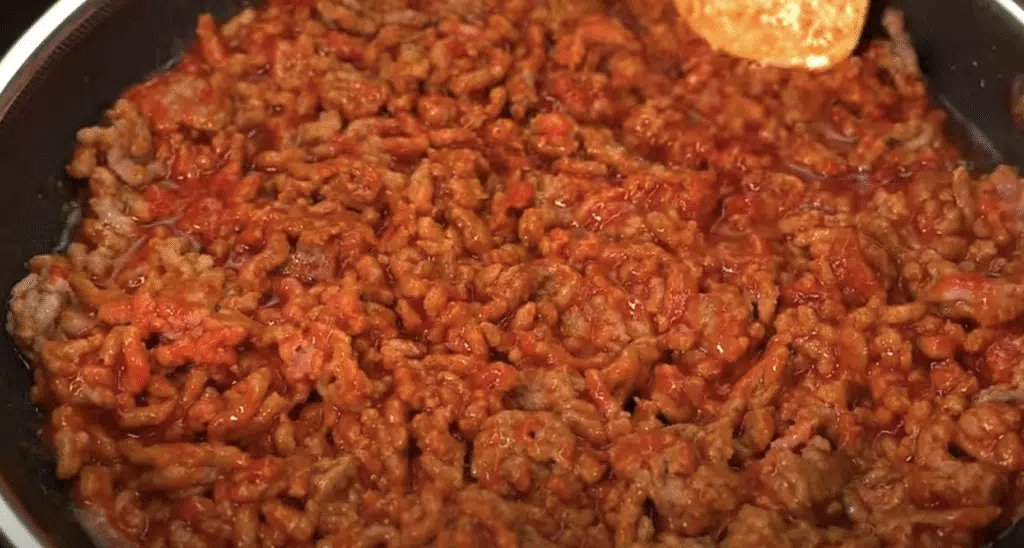 Křupavé rajčatové wrapy s mletým masem a mozzarellou z fritézy – snadná večeře na stole!