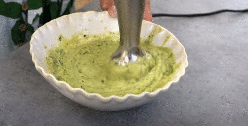 Krémové špagety s avokádovým krémem a pečenou cizrnou - jemné, svěží a plné chuti