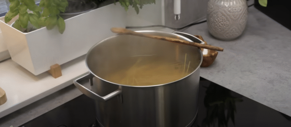 Krémové špagety s avokádovým krémem a pečenou cizrnou - jemné, svěží a plné chuti