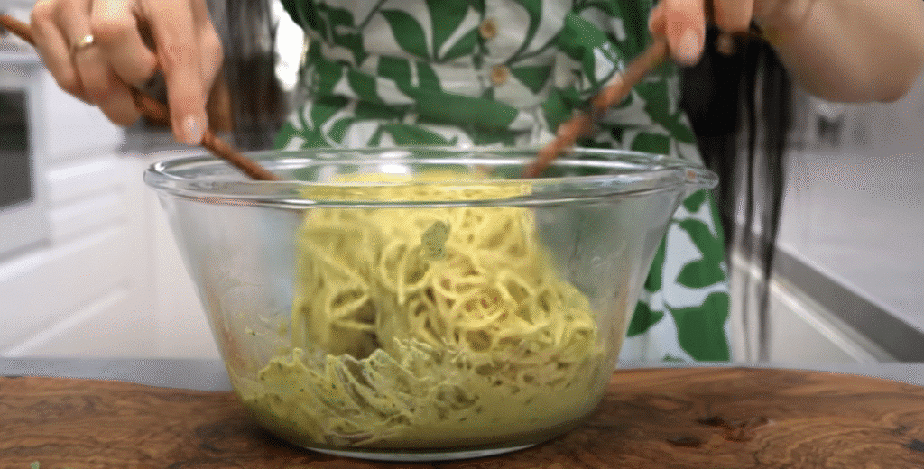 Krémové špagety s avokádovým krémem a pečenou cizrnou - jemné, svěží a plné chuti