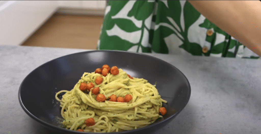 Krémové špagety s avokádovým krémem a pečenou cizrnou - jemné, svěží a plné chuti