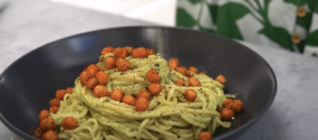 Krémové špagety s avokádovým krémem a pečenou cizrnou - jemné, svěží a plné chuti