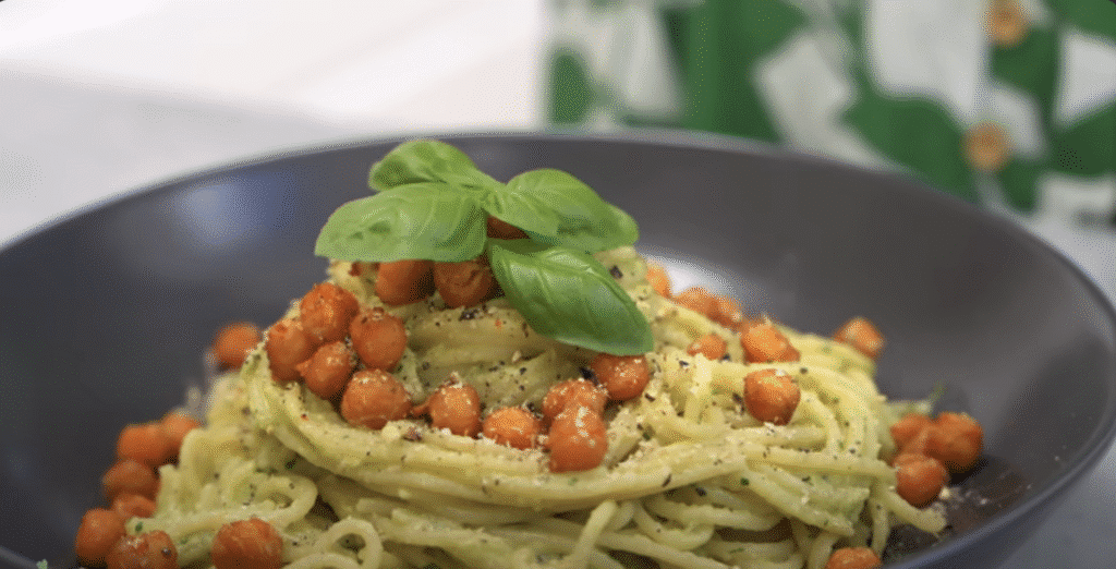 Krémové špagety s avokádovým krémem a pečenou cizrnou - jemné, svěží a plné chuti