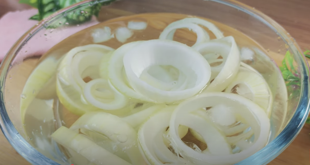 Domácí křupavé cibulové kroužky ve voňavém těstíčku - skvělá pochoutka na víkendové posezení i večery u filmu