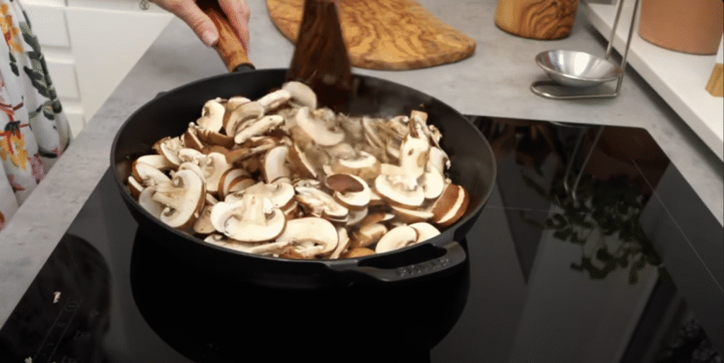 Krémový houbový stroganov s tagliatelle - lahodná večeře nebo oběd na stole!