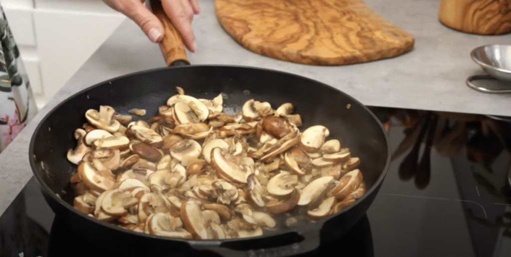 Krémový houbový stroganov s tagliatelle - lahodná večeře nebo oběd na stole!