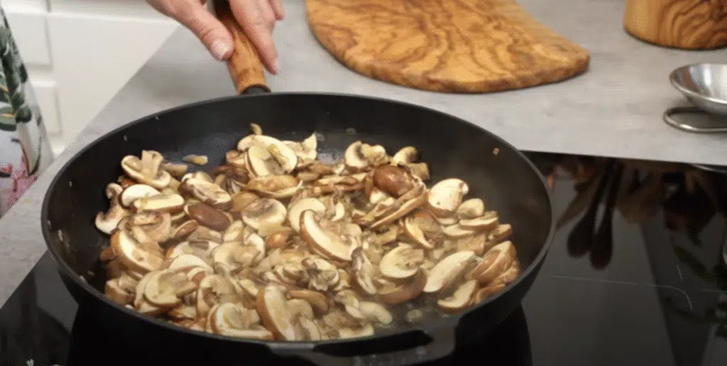 Krémový houbový stroganov s tagliatelle - lahodná večeře nebo oběd na stole!