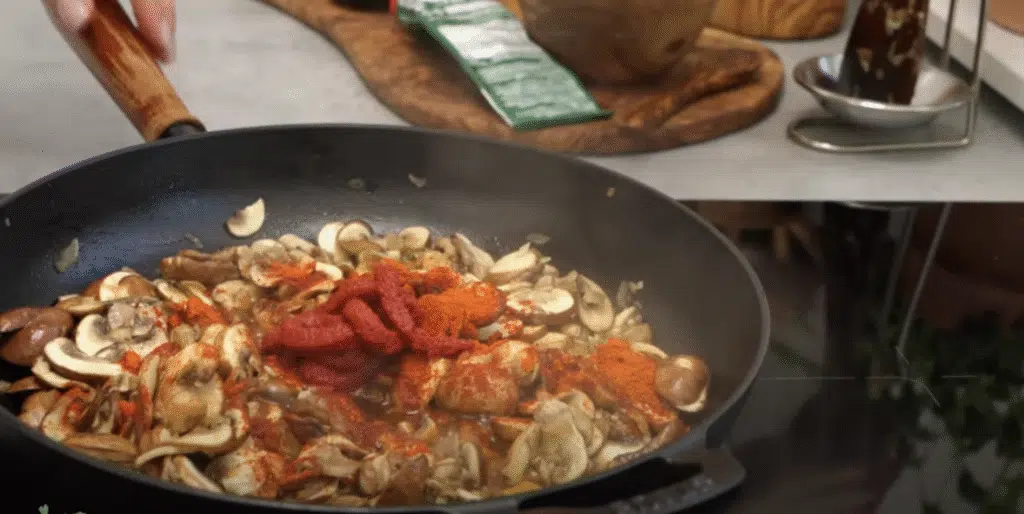 Krémový houbový stroganov s tagliatelle - lahodná večeře nebo oběd na stole!