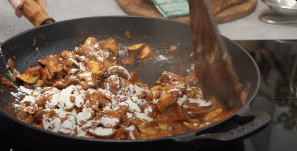 Krémový houbový stroganov s tagliatelle - lahodná večeře nebo oběd na stole!