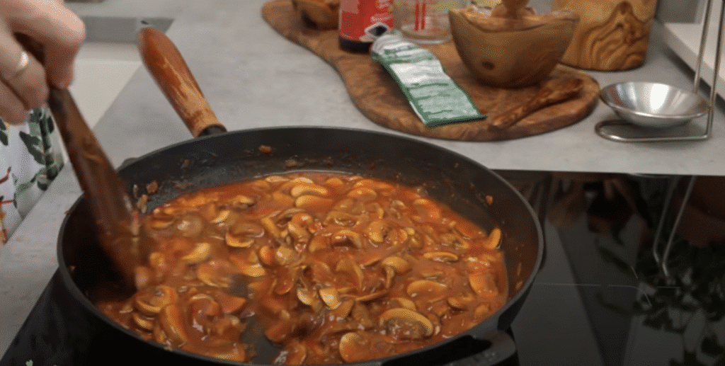 Krémový houbový stroganov s tagliatelle - lahodná večeře nebo oběd na stole!