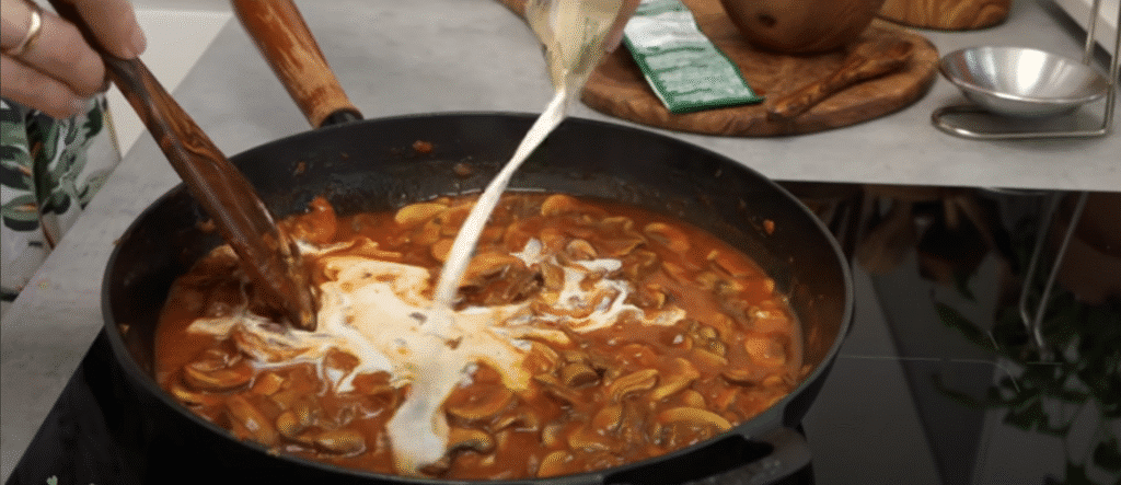 Krémový houbový stroganov s tagliatelle - lahodná večeře nebo oběd na stole!