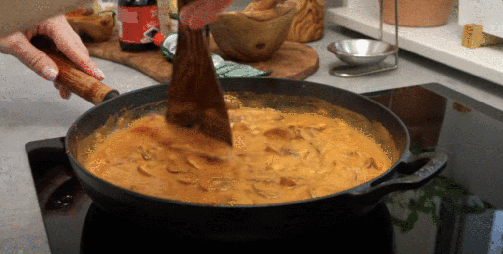 Krémový houbový stroganov s tagliatelle - lahodná večeře nebo oběd na stole!