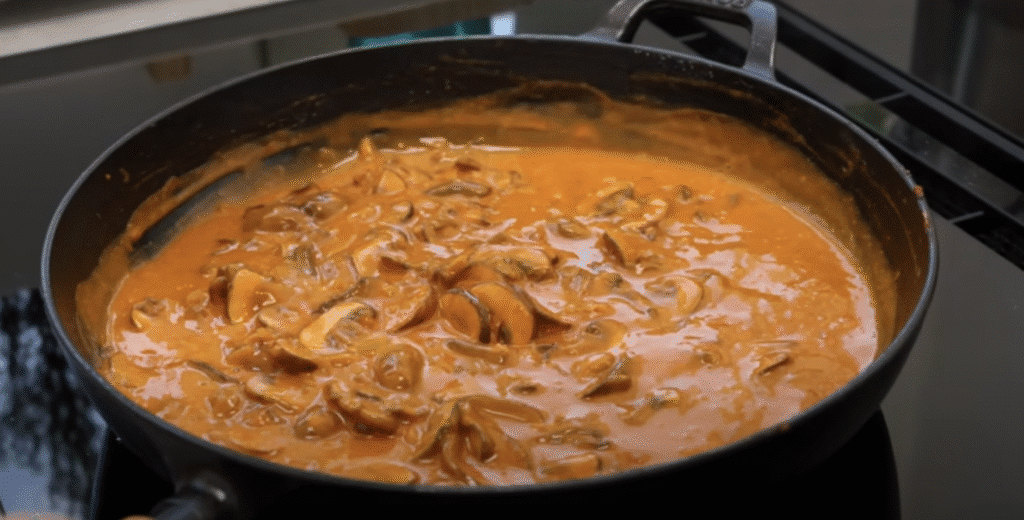 Krémový houbový stroganov s tagliatelle - lahodná večeře nebo oběd na stole!
