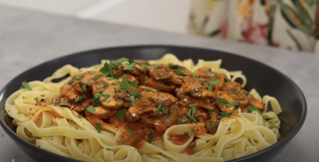 Krémový houbový stroganov s tagliatelle - lahodná večeře nebo oběd na stole!