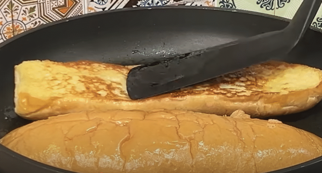 Křupavé zapečené vaječné bagety se sýrem, klobáskou a mozzarellou – vydatná a voňavá snídaně, která potěší každého milovníka teplých dobrot