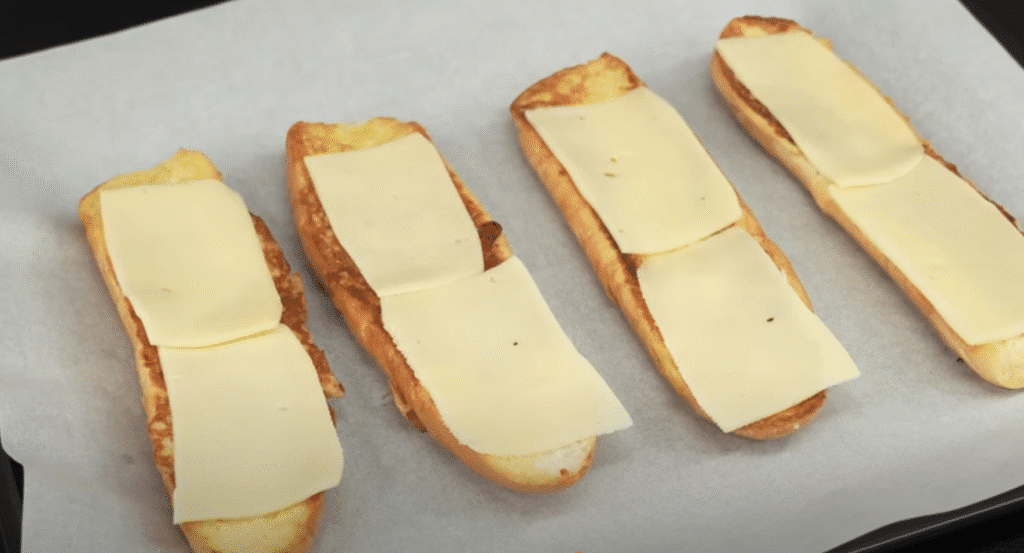 Křupavé zapečené vaječné bagety se sýrem, klobáskou a mozzarellou – vydatná a voňavá snídaně, která potěší každého milovníka teplých dobrot