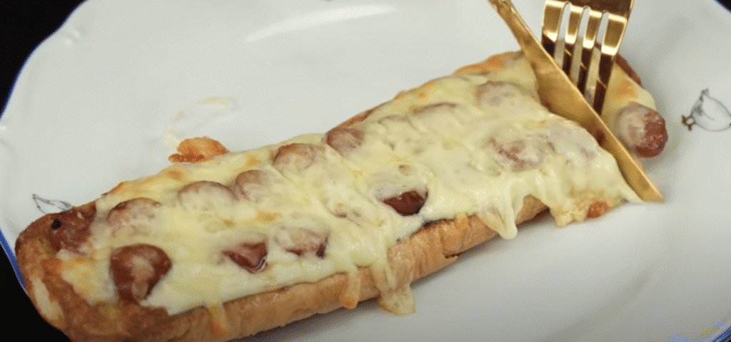Křupavé zapečené vaječné bagety se sýrem, klobáskou a mozzarellou – vydatná a voňavá snídaně, která potěší každého milovníka teplých dobrot