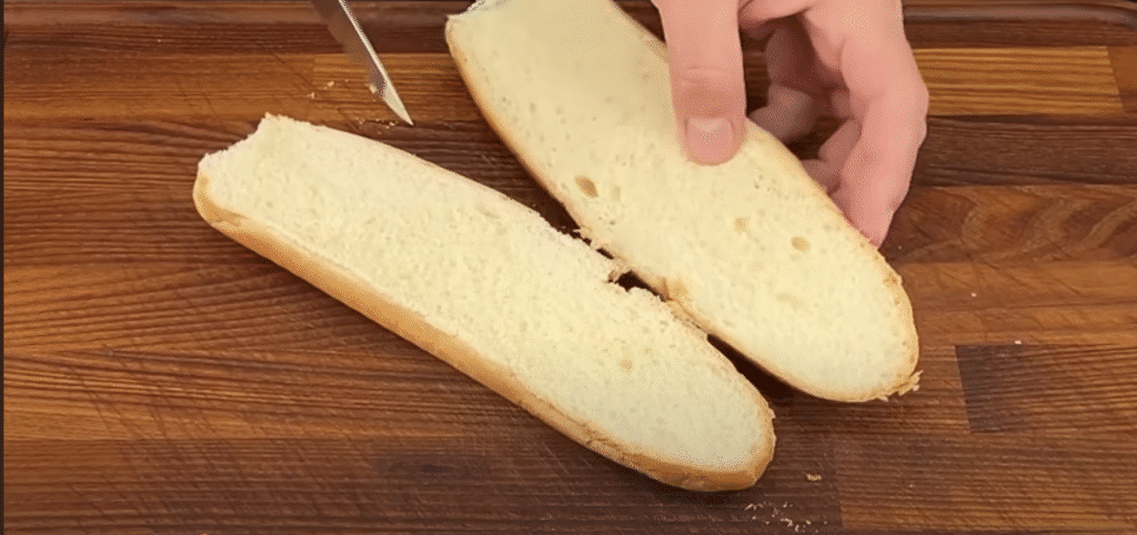 Křupavé zapečené vaječné bagety se sýrem, klobáskou a mozzarellou