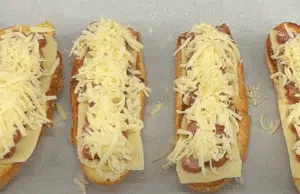 Křupavé zapečené vaječné bagety se sýrem, klobáskou a mozzarellou – vydatná a voňavá snídaně, která potěší každého milovníka teplých dobrot