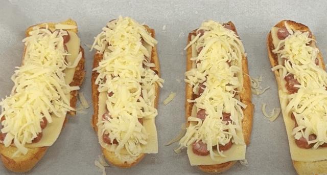 Křupavé zapečené vaječné bagety se sýrem, klobáskou a mozzarellou – vydatná a voňavá snídaně, která potěší každého milovníka teplých dobrot