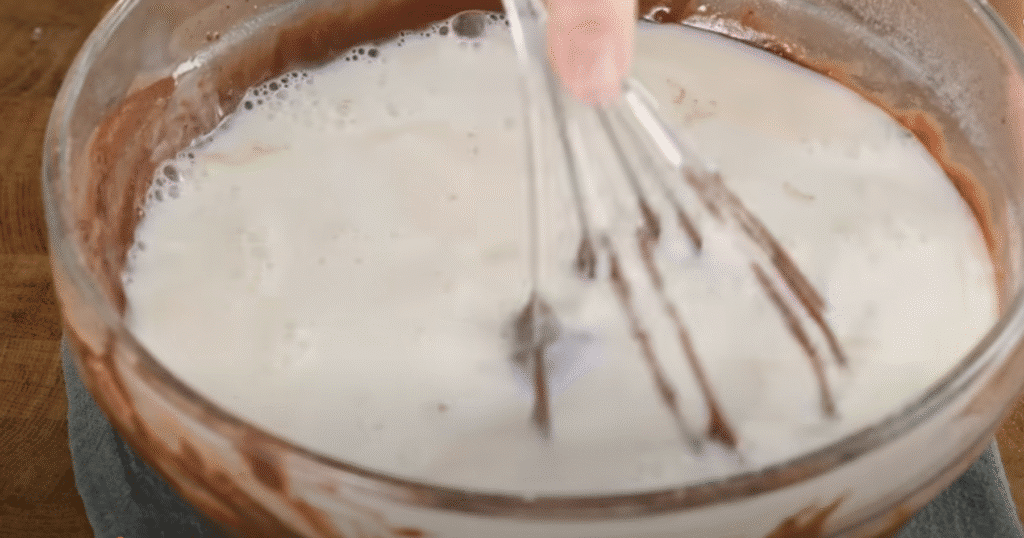 Clătită de ciocolată fără coacere cu dulceață de cireșe și cremă de mascarpone