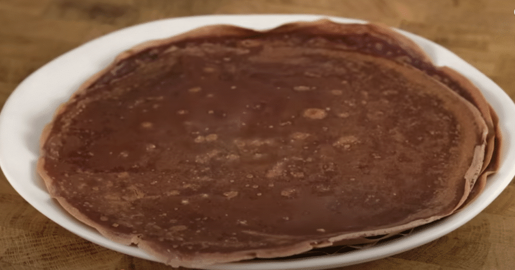 Clătită de ciocolată fără coacere cu dulceață de cireșe și cremă de mascarpone