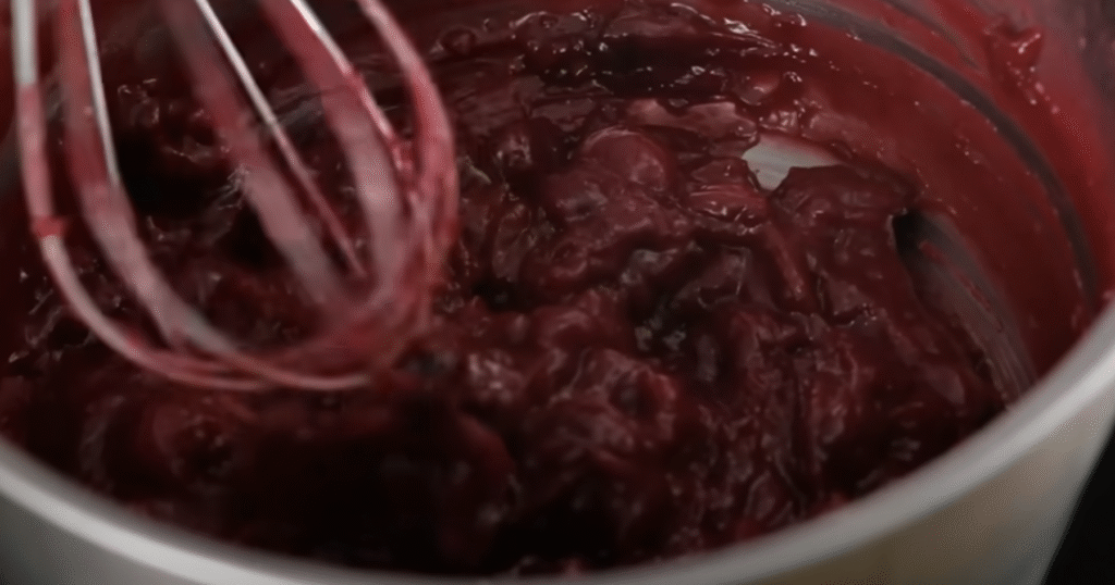 Clătită de ciocolată fără coacere cu dulceață de cireșe și cremă de mascarpone