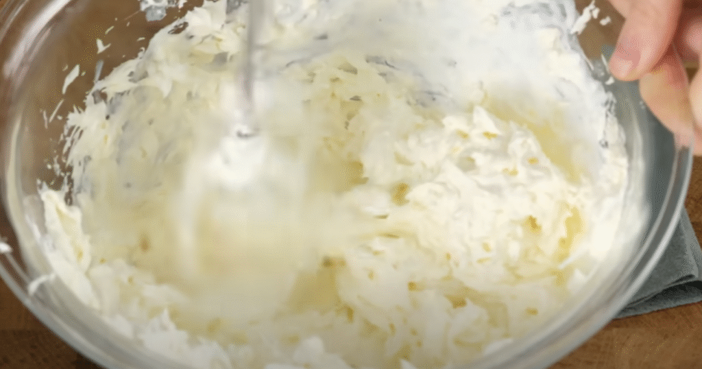 Clătită de ciocolată fără coacere cu mascarpone și dulceață de cireșe