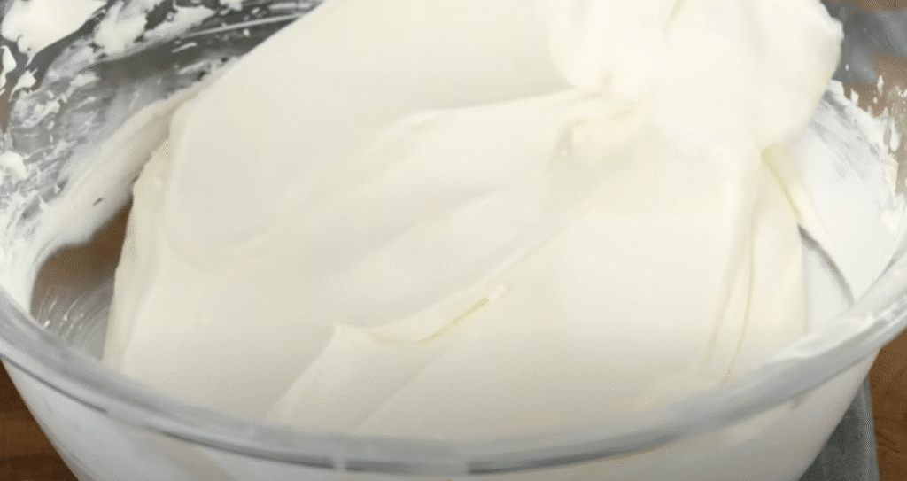 Clătită de ciocolată fără coacere cu mascarpone și dulceață de cireșe