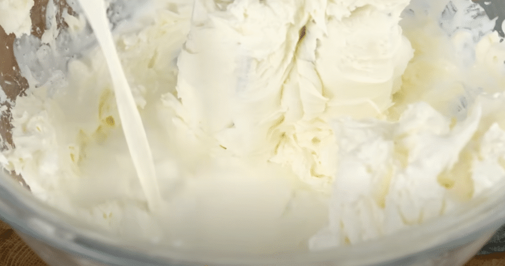 Clătită de ciocolată fără coacere cu mascarpone și dulceață de cireșe