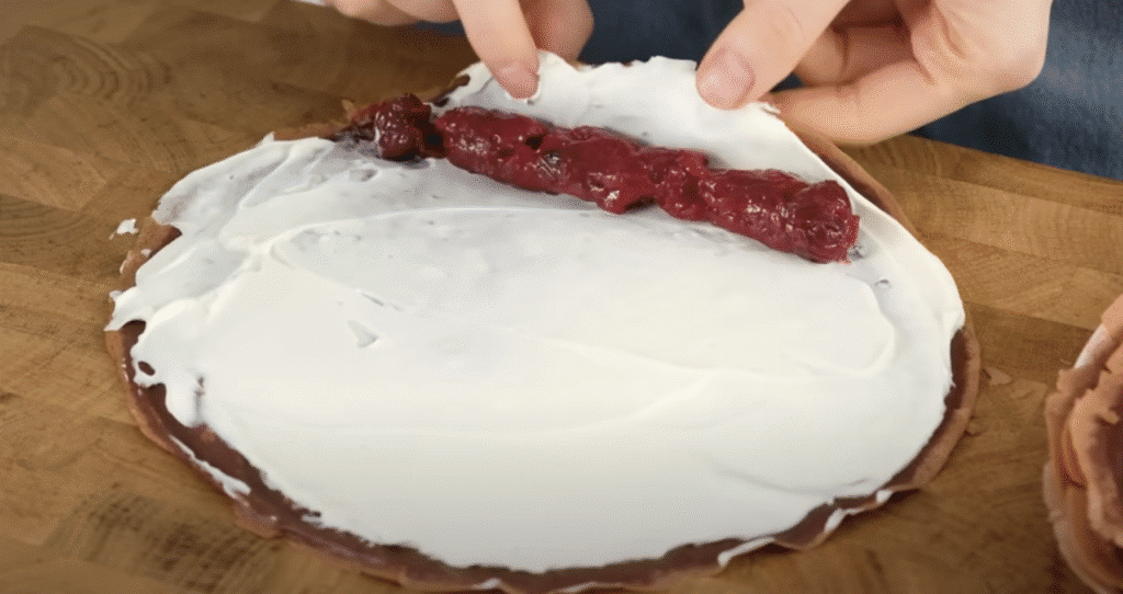 Clătită de ciocolată fără coacere cu mascarpone și dulceață de cireșe