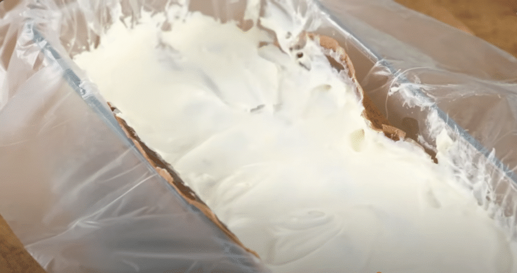 Nepečený čokoládový palačinkový dort s mascarpone a třešňovým džemem