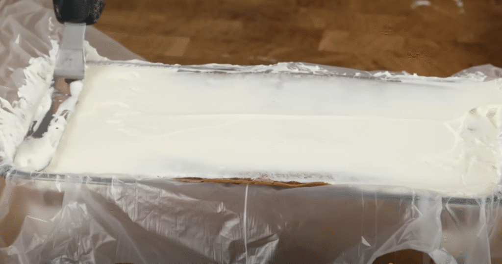 Clătită de ciocolată fără coacere cu mascarpone și dulceață de cireșe